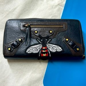 🖤Balenciaga Customized Dark brown zip around wallet with Gucci bee & rose patch